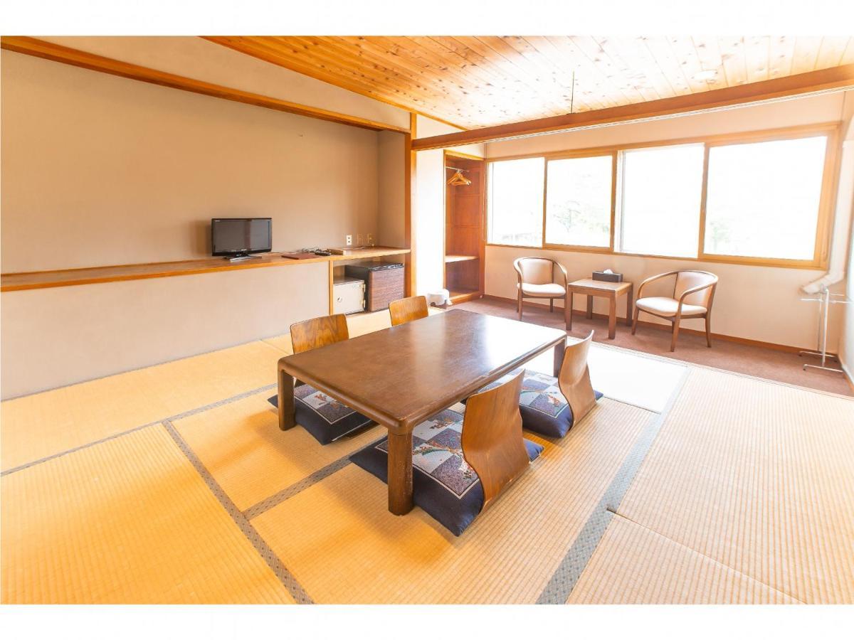 Nomad Hakuba Bed & Breakfast Exterior photo