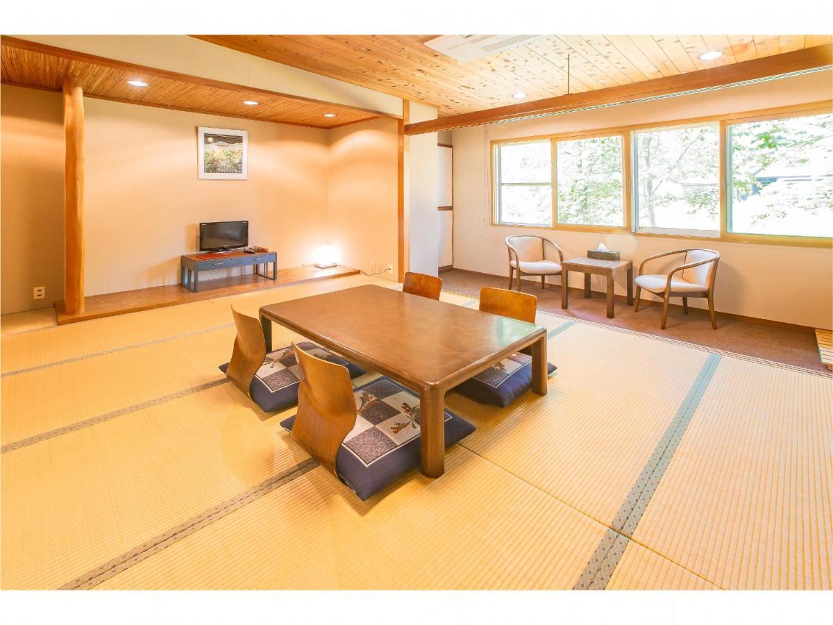 Nomad Hakuba Bed & Breakfast Exterior photo