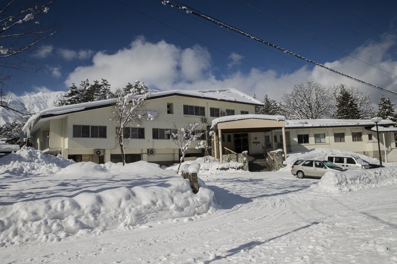 Nomad Hakuba Bed & Breakfast Exterior photo